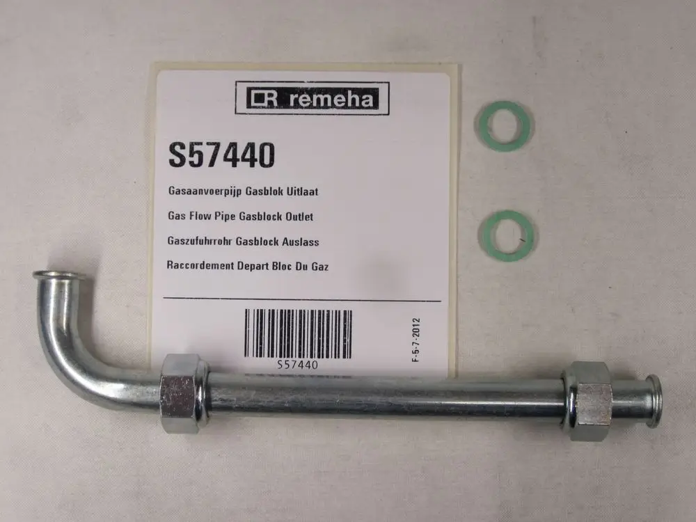 Gaszufuhrrohr für Remeha Gasblock mit gebogenem Ende, befestigt mit einer Mutter, sowie zwei Dichtungen auf einem weißen Hintergrund mit Produktetikett.